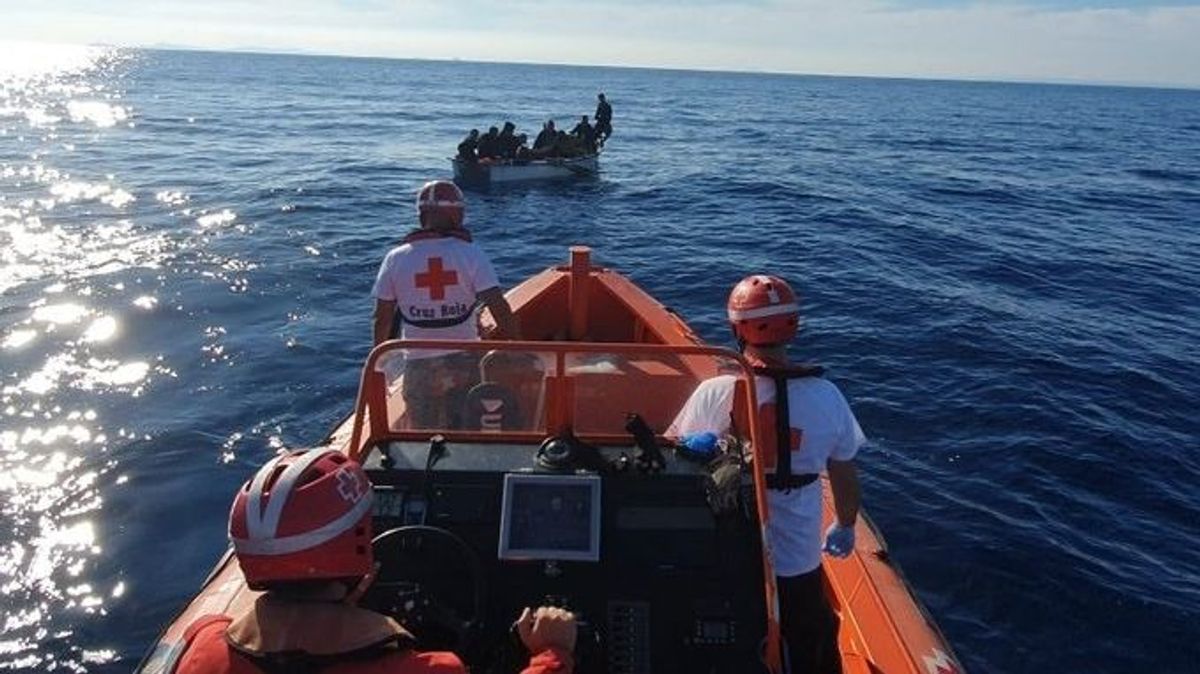 Llegan a la costa de Alicante dos pateras con 28 migrantes, entre ellos seis menores Llegan a la costa de Alicante dos pateras con 28 migrantes, entre ellos seis menores