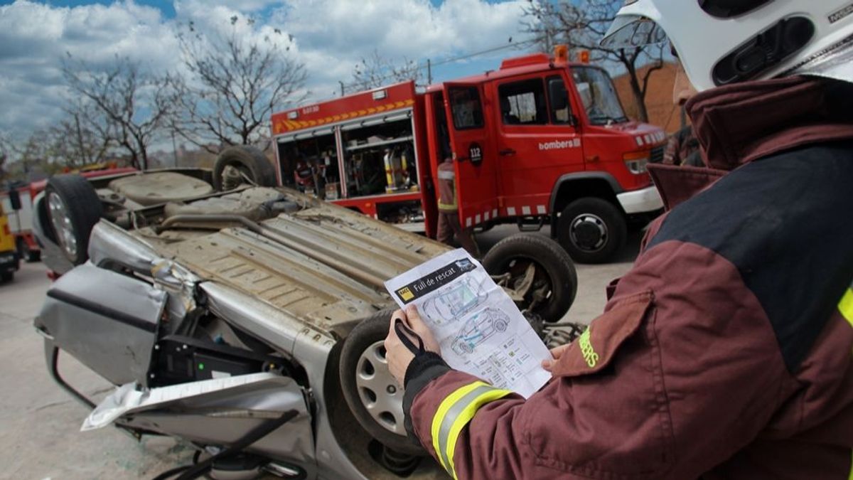 Los bomberos se ayudan de las hojas de rescate para excarcelar accidentados Los bomberos se ayudan de las hojas de rescate para excarcelar accidentados