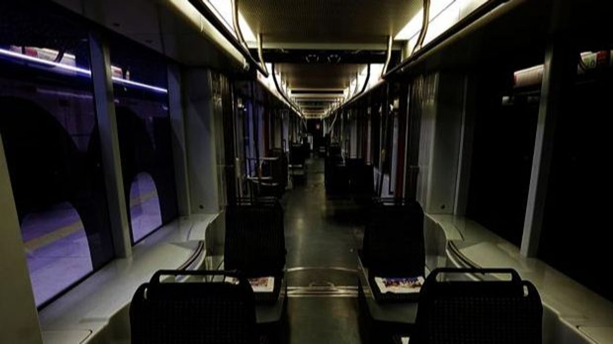 Un joven valenciano se queda dormido en el metro y acaba encerrado en la cochera