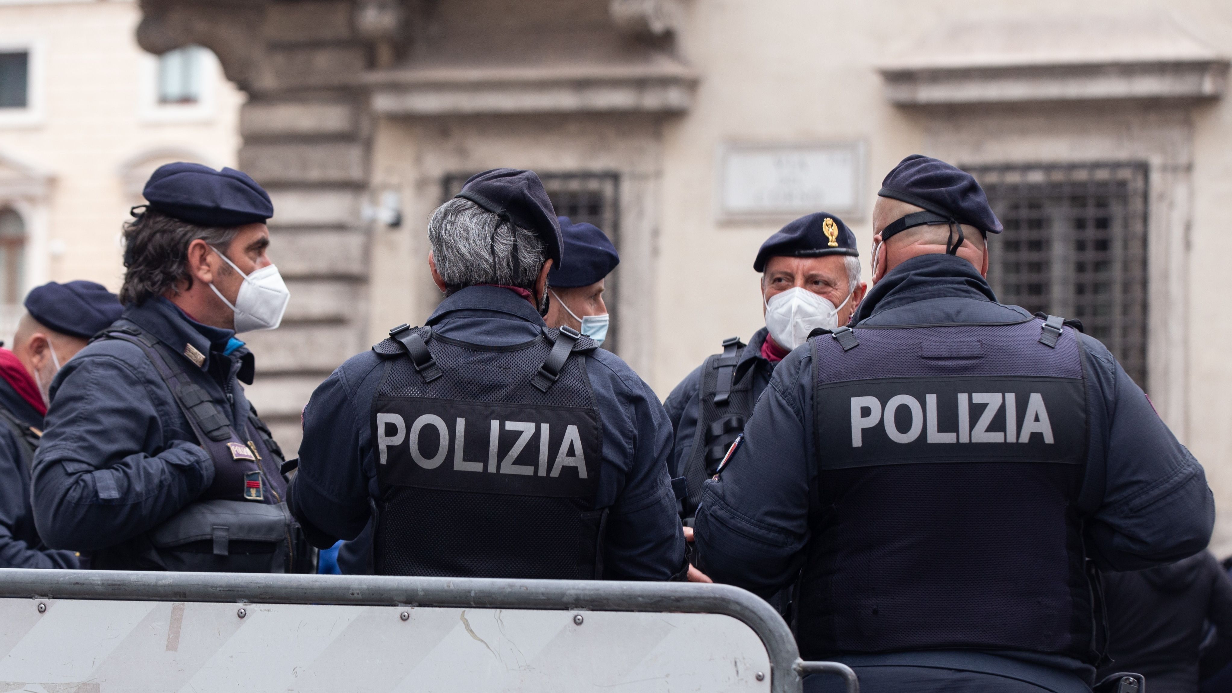 L’omicidio di un droghiere nigeriano in pieno giorno sconvolge l’Italia