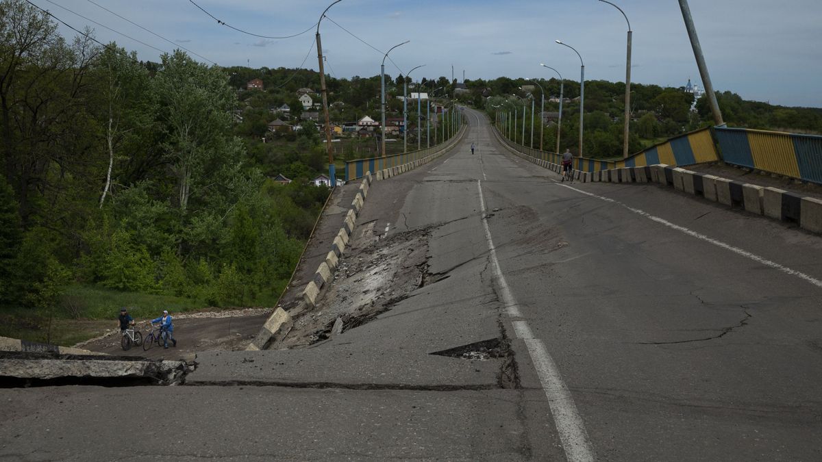 Carretera destruida en Járkov, Ucrania