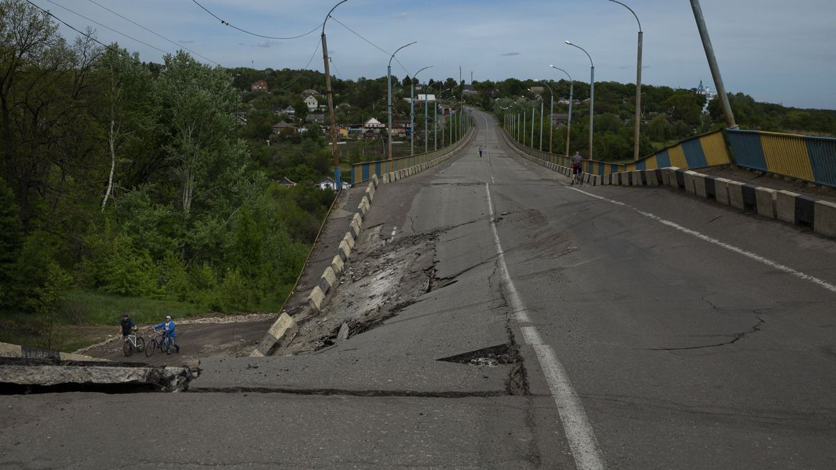 Carretera destruida en Járkov, Ucrania Carretera destruida en Járkov, Ucrania