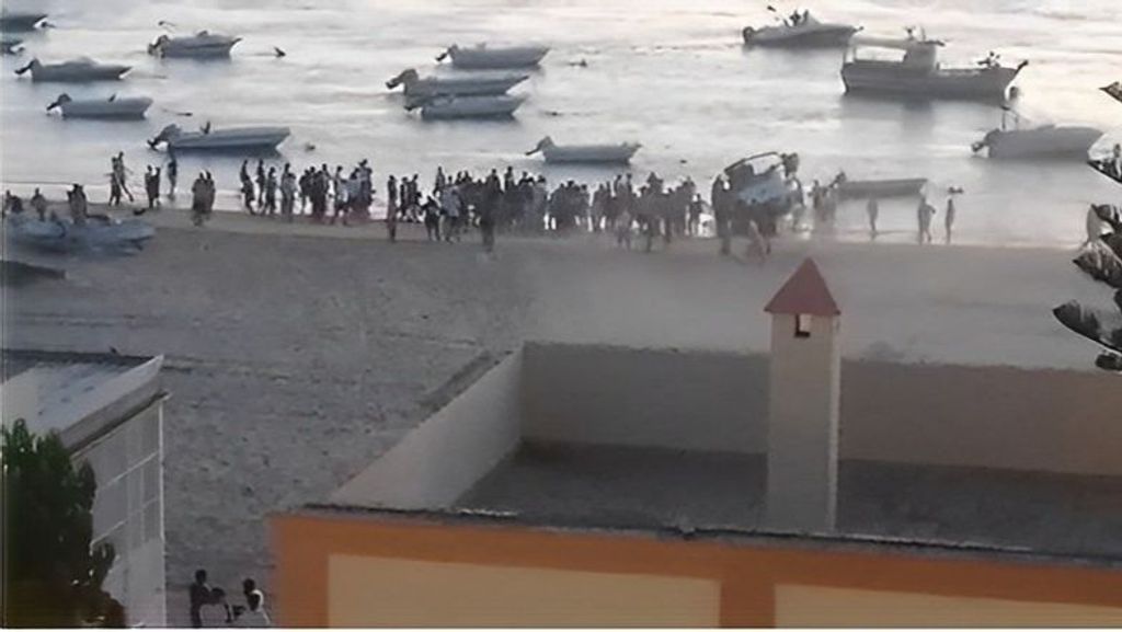 Decenas de personas tratan de hacerse con varios fardos de droga en una playa de Sanlúcar