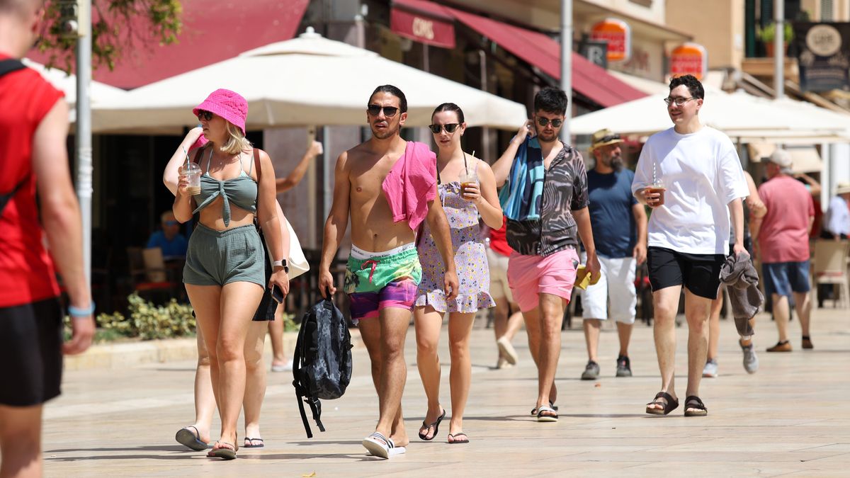 Malagueños y turistas hacen frente a la ola de calor