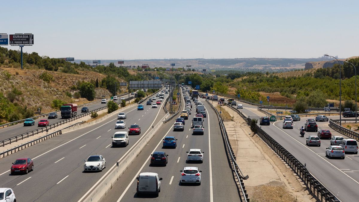 Numerosos vehículos circulan por la autovía A-3, el primer día de la segunda operación salida del verano de 2022, a 29 de julio de 2022, en Madrid (España)