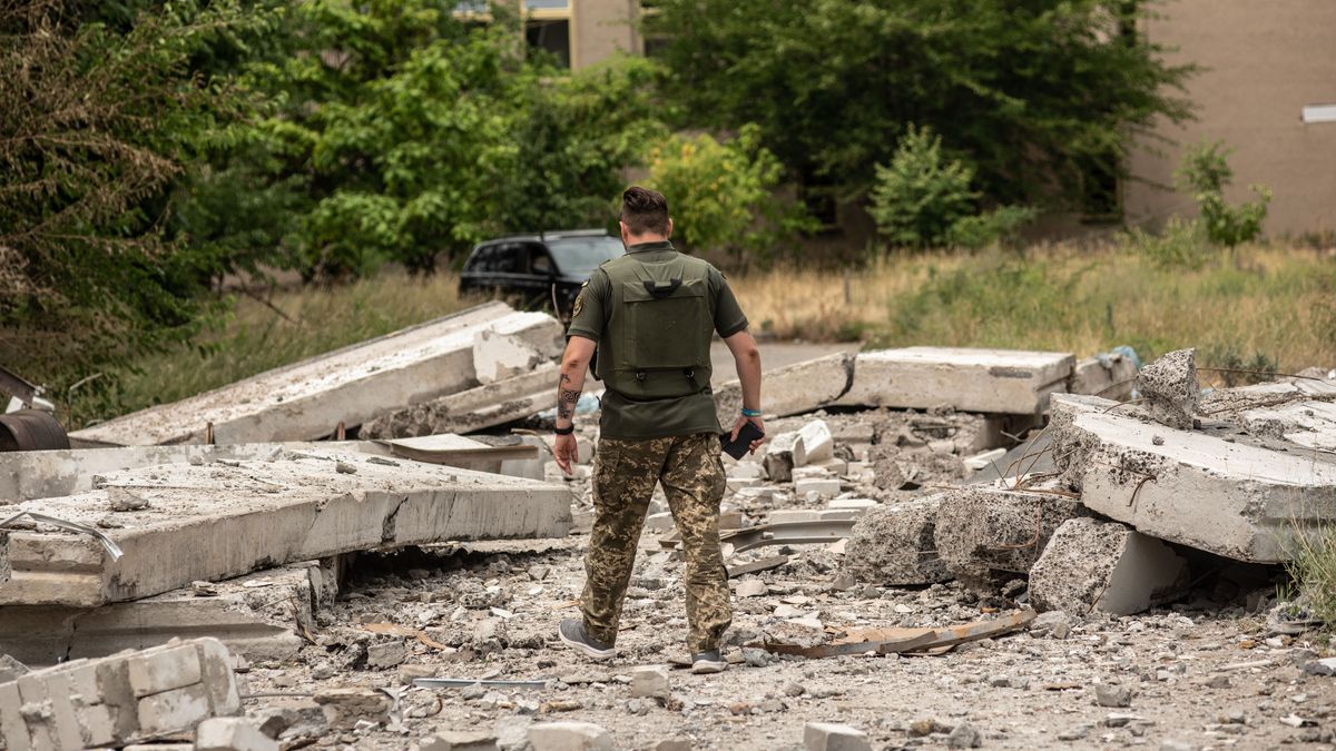 Restos del impacto de un proyectil ruso en Mikolaiv, Ucrania