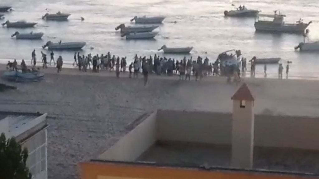 Una avalancha de personas intenta llevarse los fardos durante una operación antidroga en Sanlúcar, Cádiz
