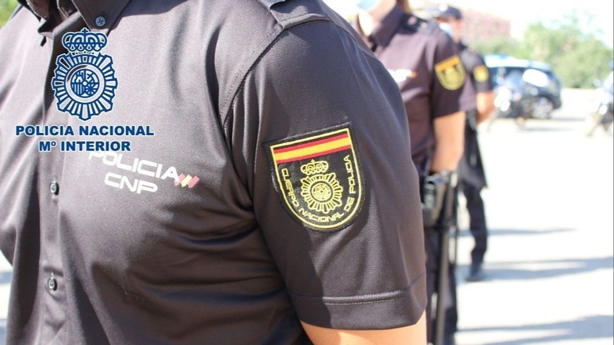 Agente de la Policía Nacional en imagen de archivo Agente de la Policía Nacional en imagen de archivo