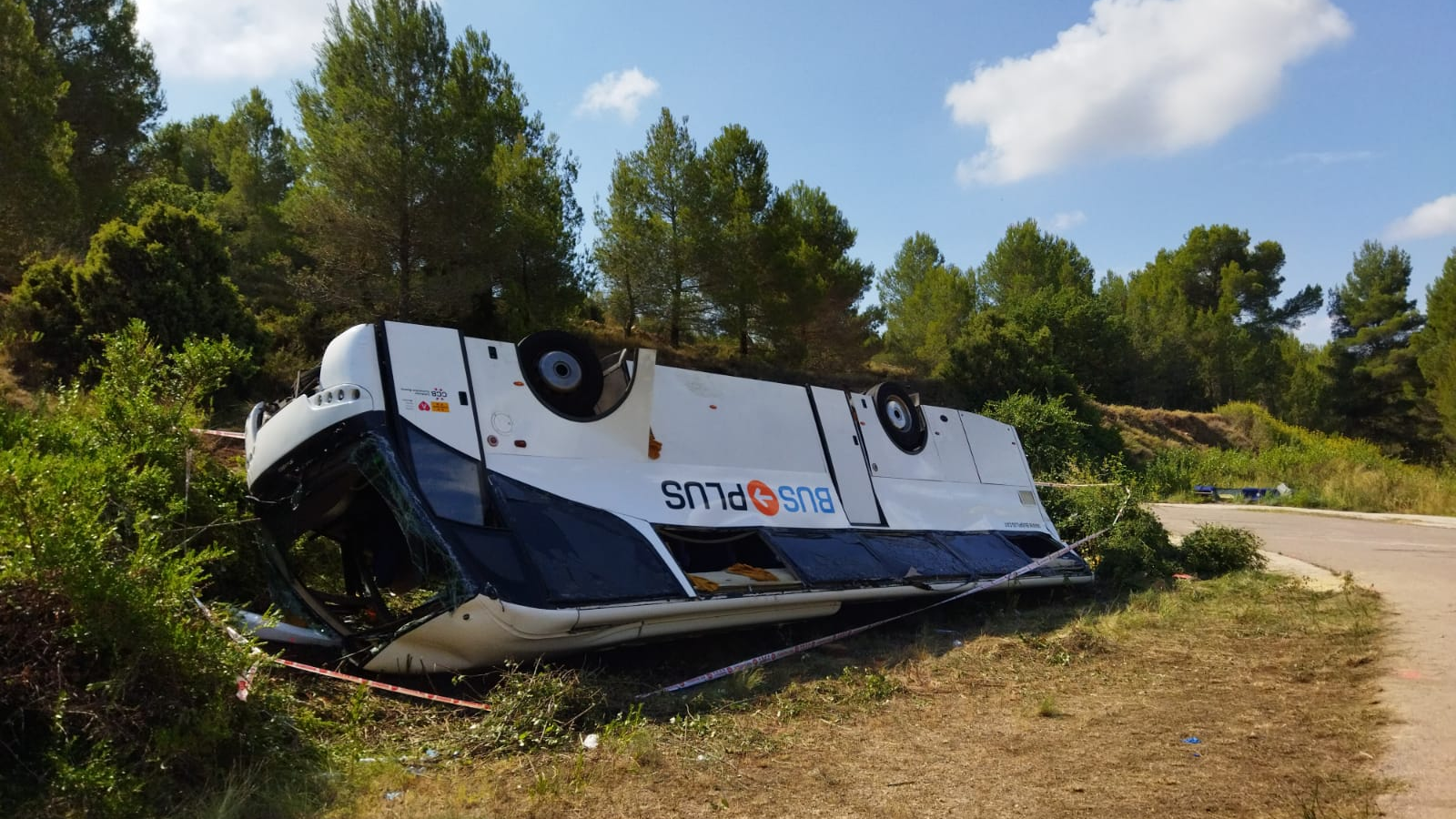 El autobús volcado en Barcelona "no tendría que haber entrado" al camino, denuncia el alcalde de Rubió