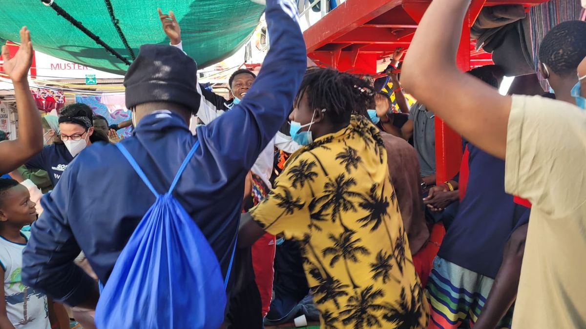 Migrantes en el barco de rescate 'Ocean Viking' Migrantes en el barco de rescate 'Ocean Viking'
