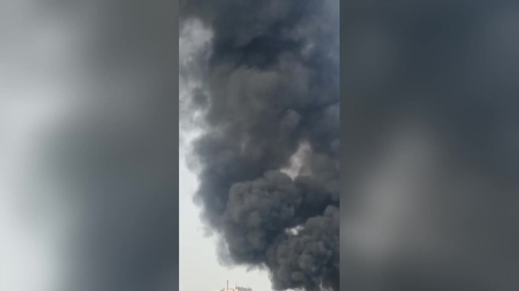 Un aparatoso incendio calcina cinco barcos en Águilas, Murcia