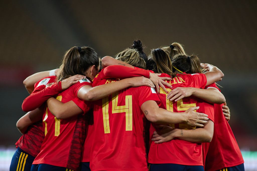 Archivo - Las jugadoras de la selección española celebran un gol ante Escocia en la fase de clasificación para el Mundial de 2023