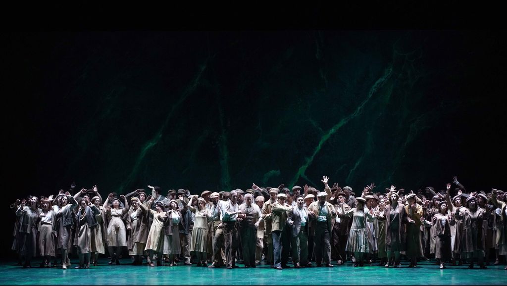 Archivo - El coro de 'Nabucco' en el Teatro Real