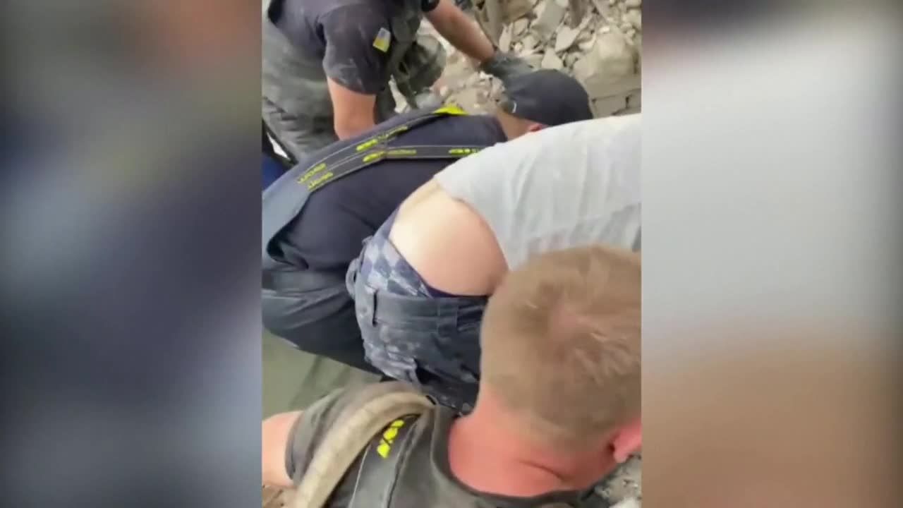 Así rescatan a un hombre entre los escombros de un edificio de viviendas bombardeado en Ucrania