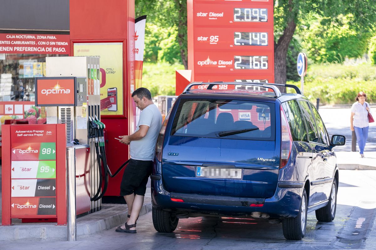 Un hombre echa gasolina en una estación de servicio