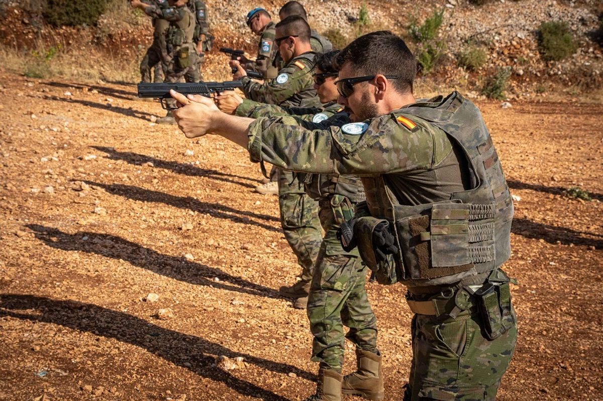 Ejercicio de tiro conjunto de militares españoles y franceses en la base 'Miguel de Cervantes', en Líbano.