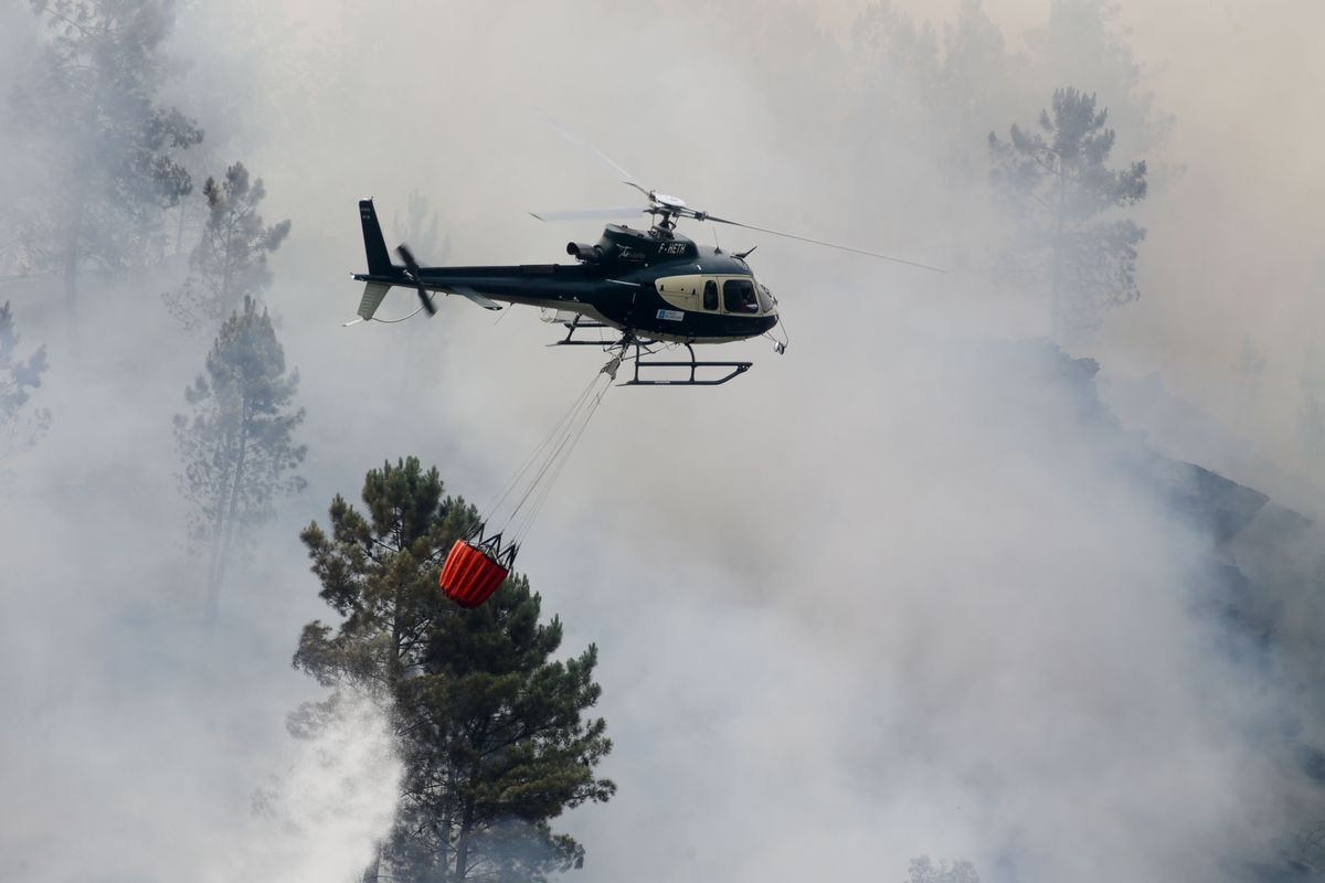 Un helicóptero sobrevuela un incendio, a 15 de julio de 2022, en Quiroga, Lugo, Galicia (España). Un helicóptero sobrevuela un incendio, a 15 de julio de 2022, en Quiroga, Lugo, Galicia (España).