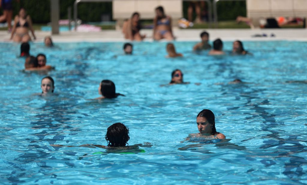 Varios bañistas se refrescan en la piscina municipal de Casa de Campo,