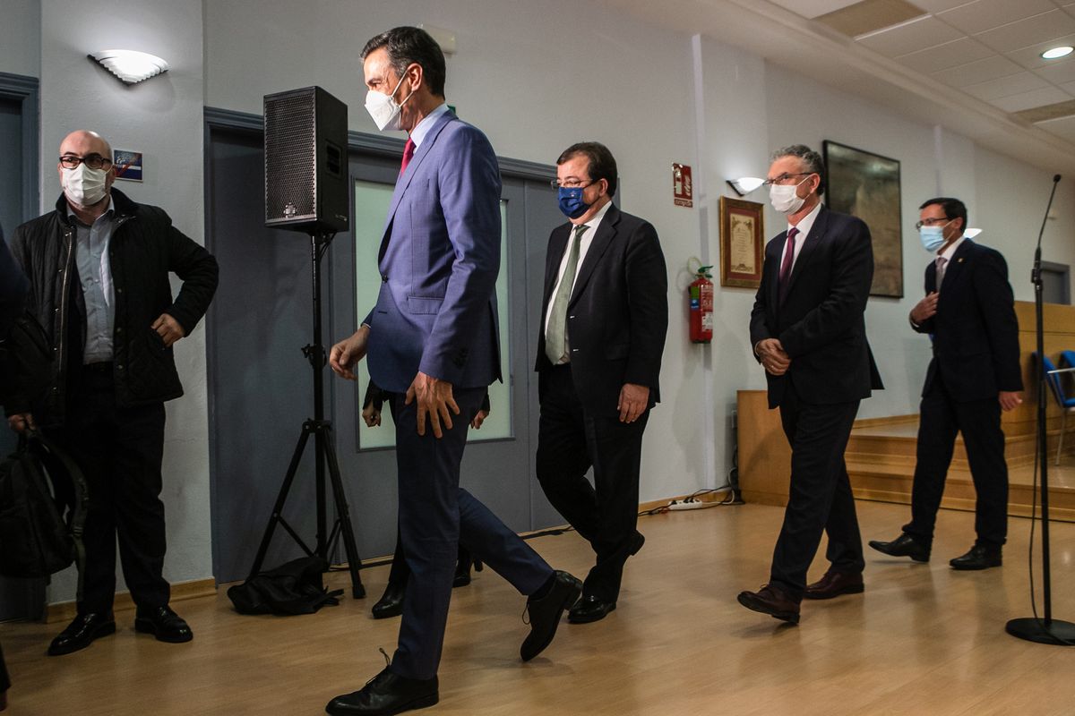 Archivo - El presidente del Gobierno, Pedro Sánchez , y el presidente de la Junta de Extremadura, Guillermo Fernández Vara, en febrero en Don Benito. Archivo - El presidente del Gobierno, Pedro Sánchez , y el presidente de la Junta de Extremadura, Guillermo Fernández Vara, en febrero en Don Benito.