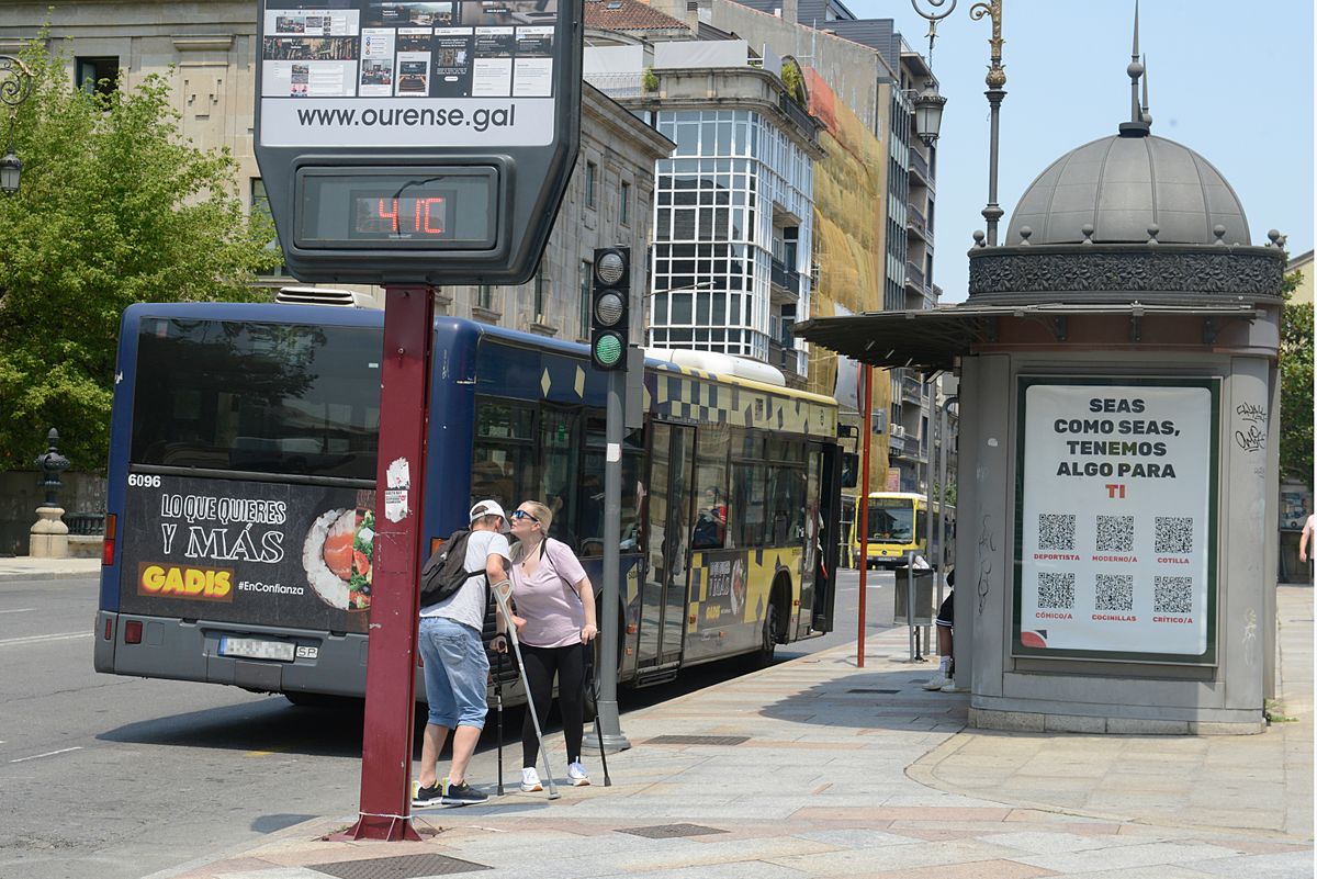 Dos personas se saludan al lado de un termómetro en la calle que marca 41 grados, a 12 de julio de 2022, en Orense, Galicia (España). Dos personas se saludan al lado de un termómetro en la calle que marca 41 grados, a 12 de julio de 2022, en Orense, Galicia (España).