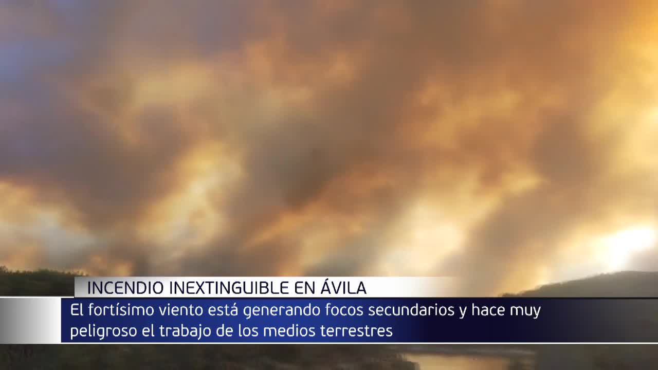 El incendio forestal de Cebreros, en Ávila, obliga al desalojo de 2.000 vecinos de Hoyo de Pinares