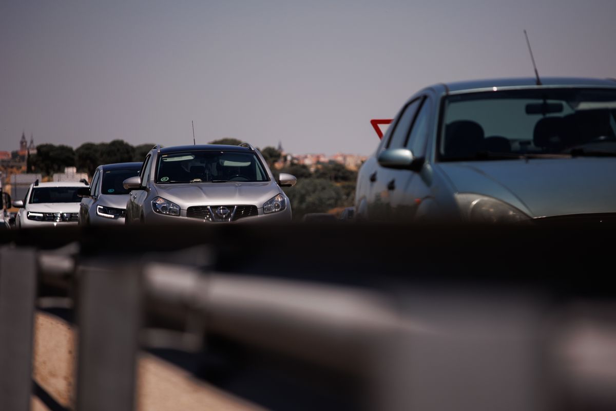 Varios vehículos durante un control de la Guardia Civil en la autovía A-5, en la primera operación salida del verano de 2022, a 1 de julio de 2022, en Madrid (España).
