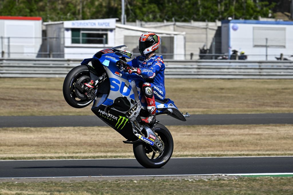 Archivo - Alex Rins a lomos de la Suzuki durante el Gran Premio de Francia 2022