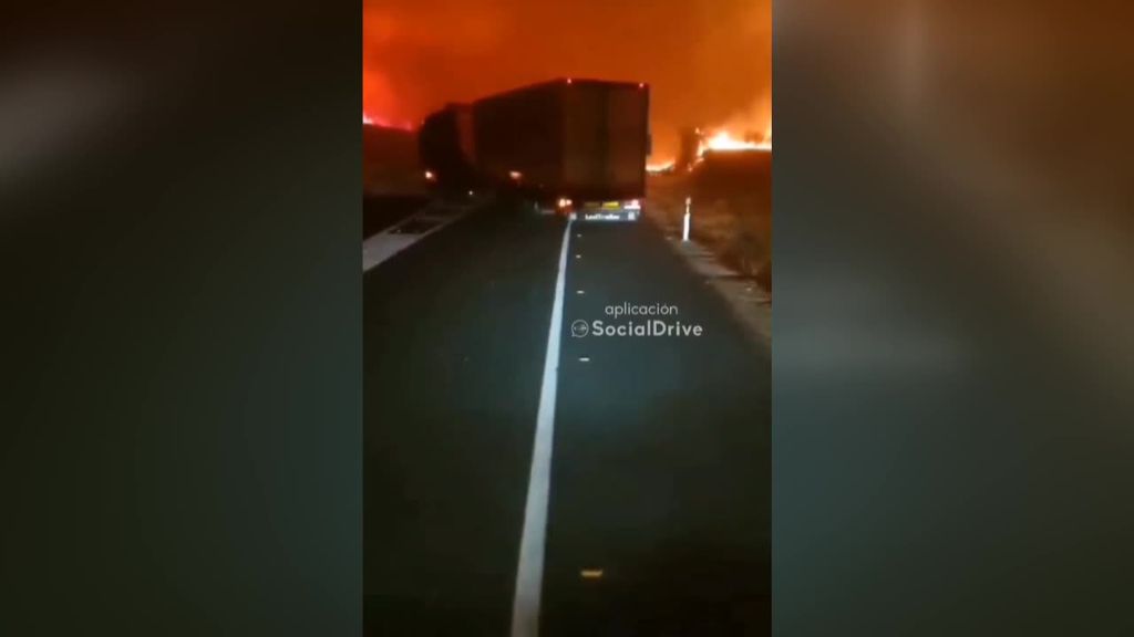 El incendio de Ateca obliga al desalojo de cinco municipios y corta la A-2 y  los trenes que unen Madrid con Aragón y Cataluña