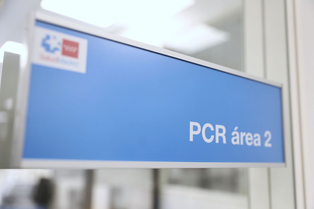 Archivo - Señalización del área de pruebas PCR en el Laboratorio de Microbiología del Hospital público Gregorio Marañón Archivo - Señalización del área de pruebas PCR en el Laboratorio de Microbiología del Hospital público Gregorio Marañón