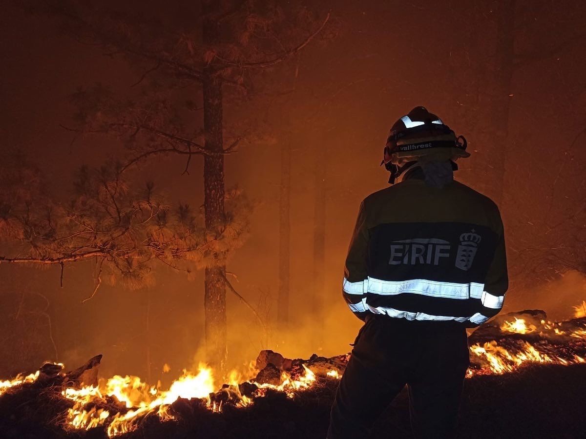 Un efectivo de la EIRIF trabaja en las labores de extinción del incendio de Tenerife durante la noche