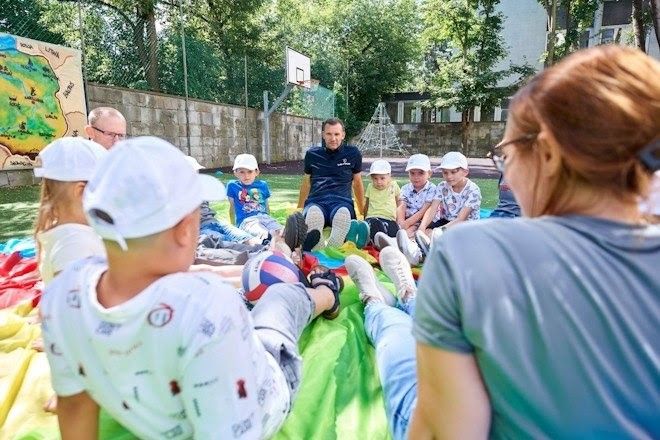 Andriy Shevchenko reunido con los niños y niñas refugiados en Varsovia Andriy Shevchenko reunido con los niños y niñas refugiados en Varsovia
