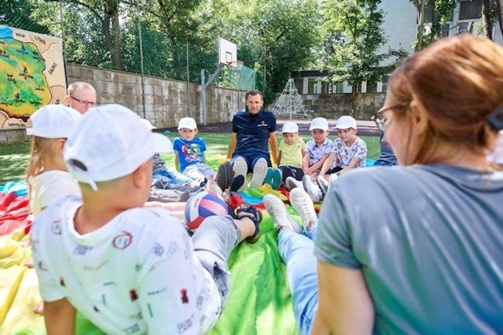 Andriy Shevchenko reunido con los niños y niñas refugiados en Varsovia