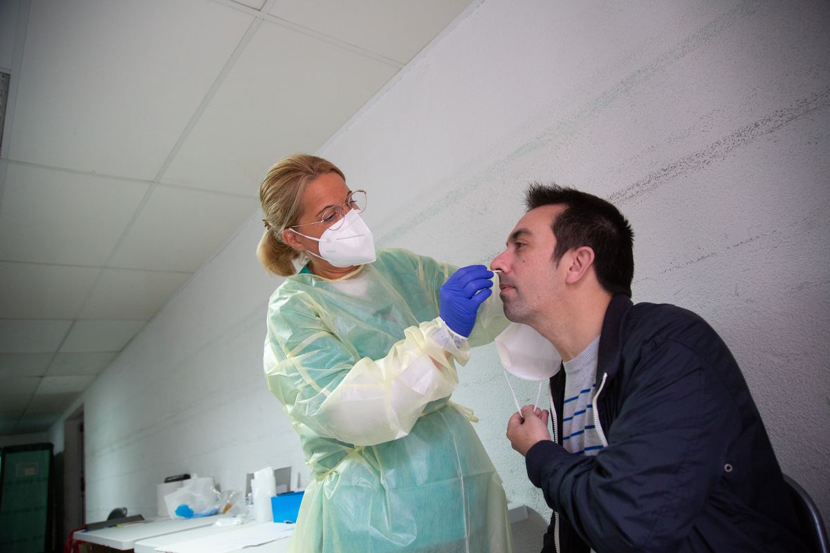 Archivo - Una sanitaria realiza un test de antígenos Archivo - Una sanitaria realiza un test de antígenos