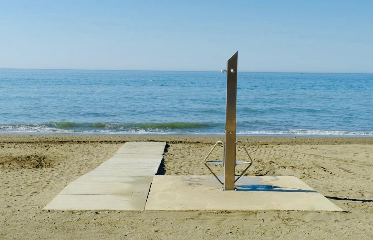 Rincón de la Victoria (Málaga) cerrará las duchas de las playas desde el 1 de agosto ante la sequía y la escasez de recursos hídricos en la comarca de la Axarquía, con el embalse de La Viñuela al 13% de capacidad