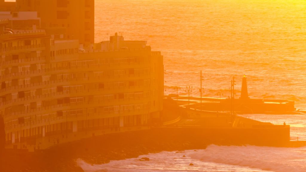 Agosto llega con calor y calima a las islas Canarias