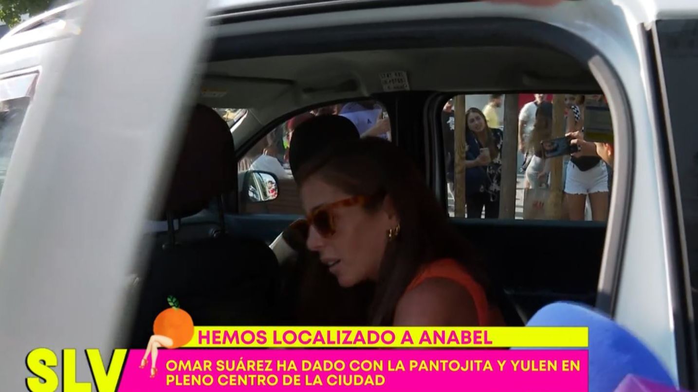 Anabel Pantoja cierra la puerta del taxi en las narices a Omar Suárez y no habla con los colaboradores de 'SVM'