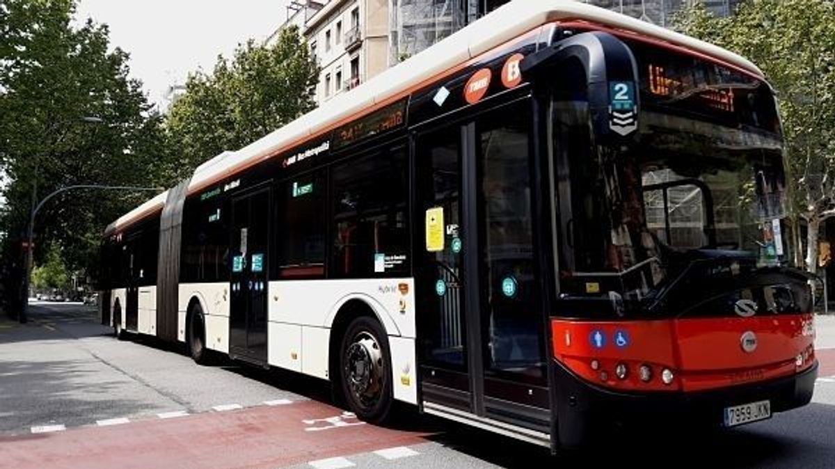 Detenido por abusar y ofrecer droga a un menor de 16 años dentro de un autobús en Barcelona