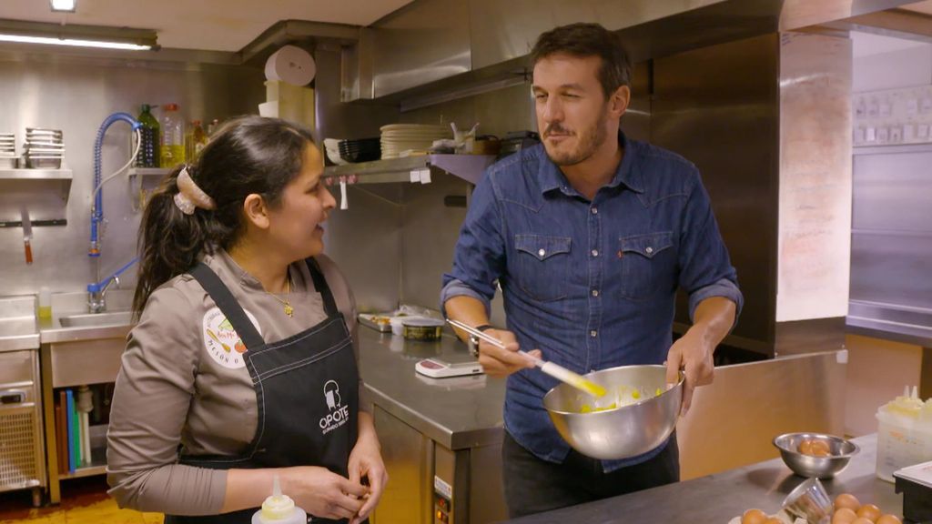 Diego Losada nos enseña los secretos mejor guardados de la tortilla de Betanzos: sin batir el huevo y casi sin fuego