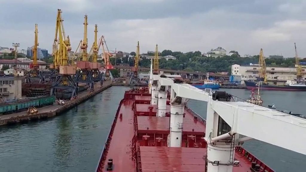 El primer buque cargado con grano ucraniano sale del puerto de Odesa