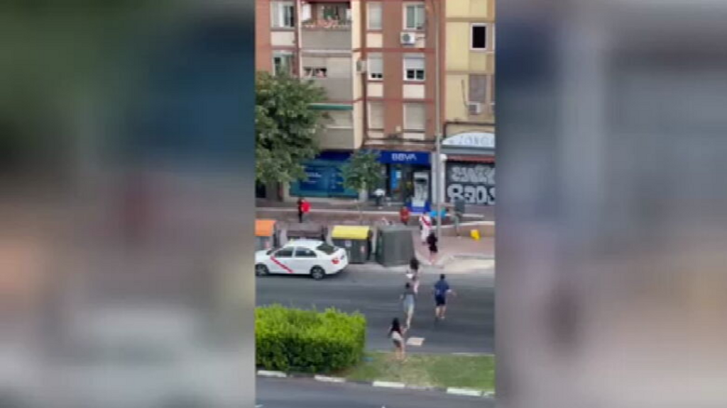 Vecinos recogen billetes dejados en la calle por unos atracadores en La Elipa