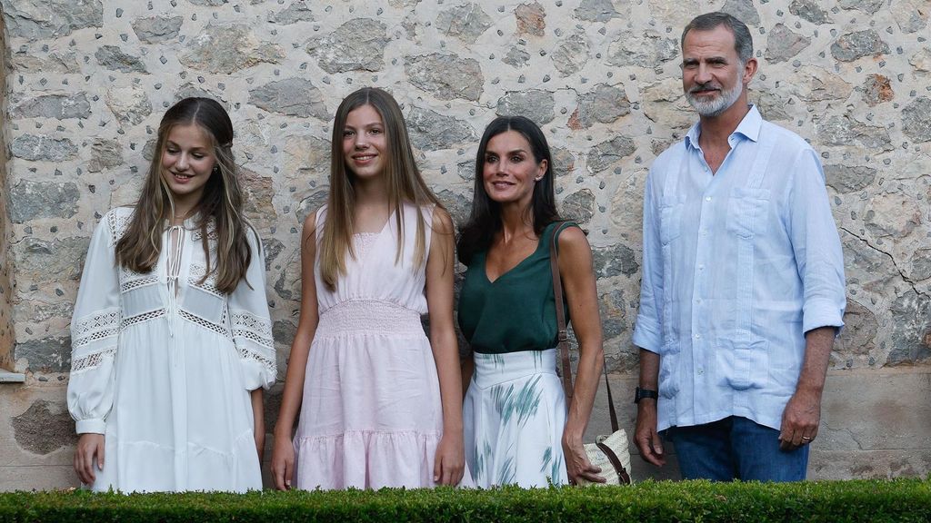 Los Reyes y sus hijas visitan la Cartuja de Valldemossa