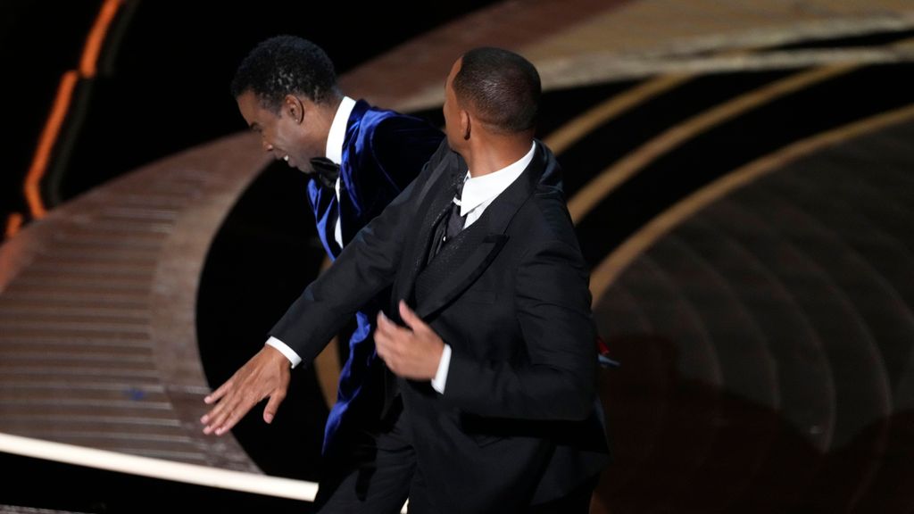 Momento del puñetazo de Will Smith a Chris Rock en plena gala de los Oscar