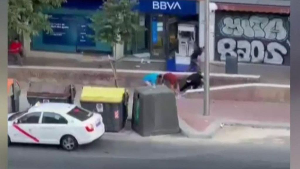 Revientan un cajero automático en el barrio madrileño de La Elipa y los vecinos recogen los billetes del suelo