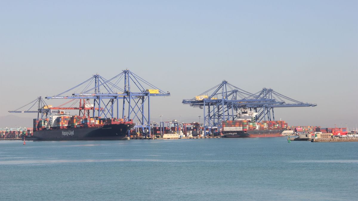 Siete heridos en el incendio de un barco en el Puerto de Valencia Siete heridos en el incendio de un barco en el Puerto de Valencia