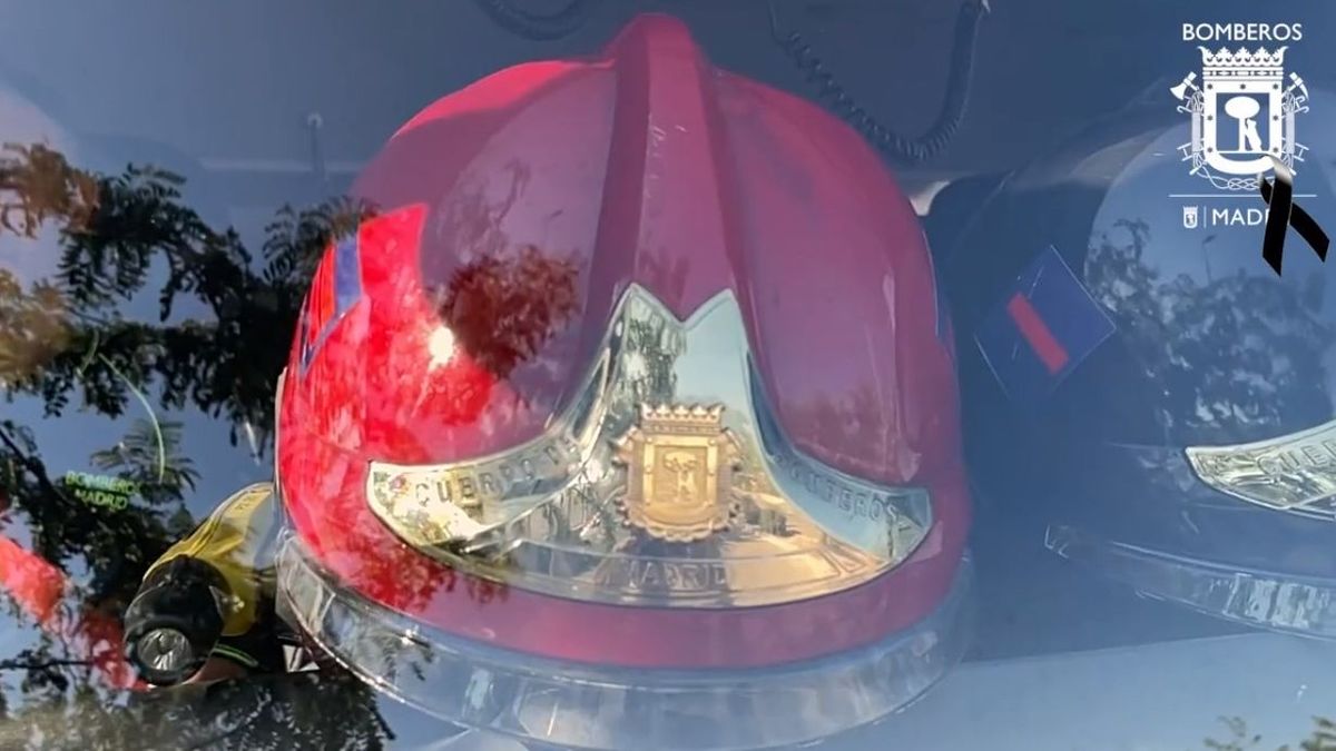 Un casco de bombero Un casco de bombero