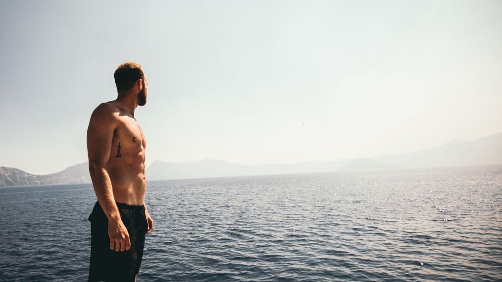 Un hombre en bañador, en una playa