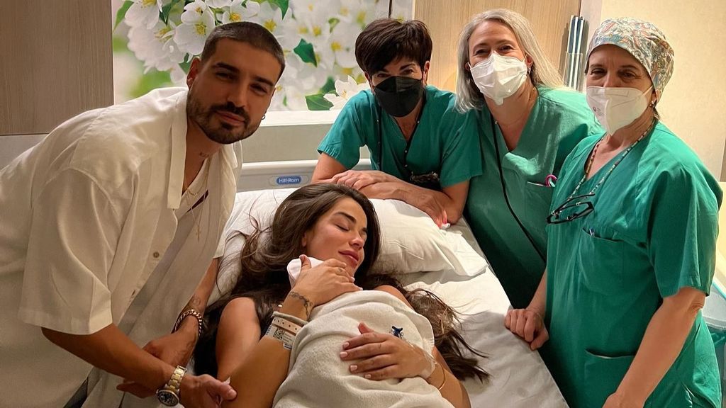Violeta y Fabio, en el hospital tras dar la bienvenida a su hija Gala