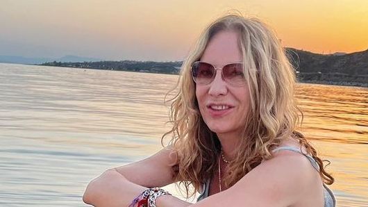 Belén Rodríguez desafía la censura desnudándose de cintura para arriba