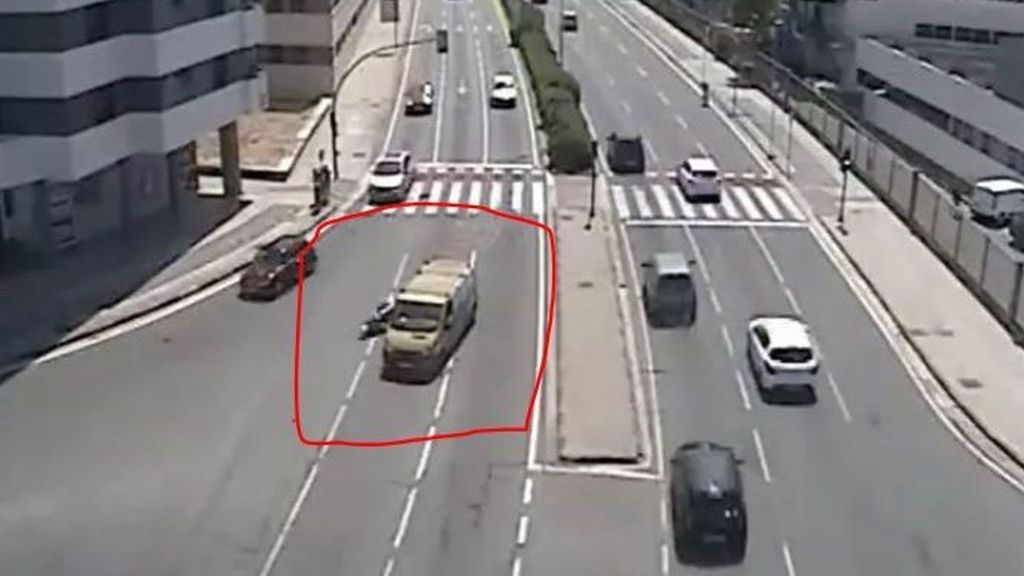 Atropella con su furgoneta a un motorista y se da a la fuga en Pamplona