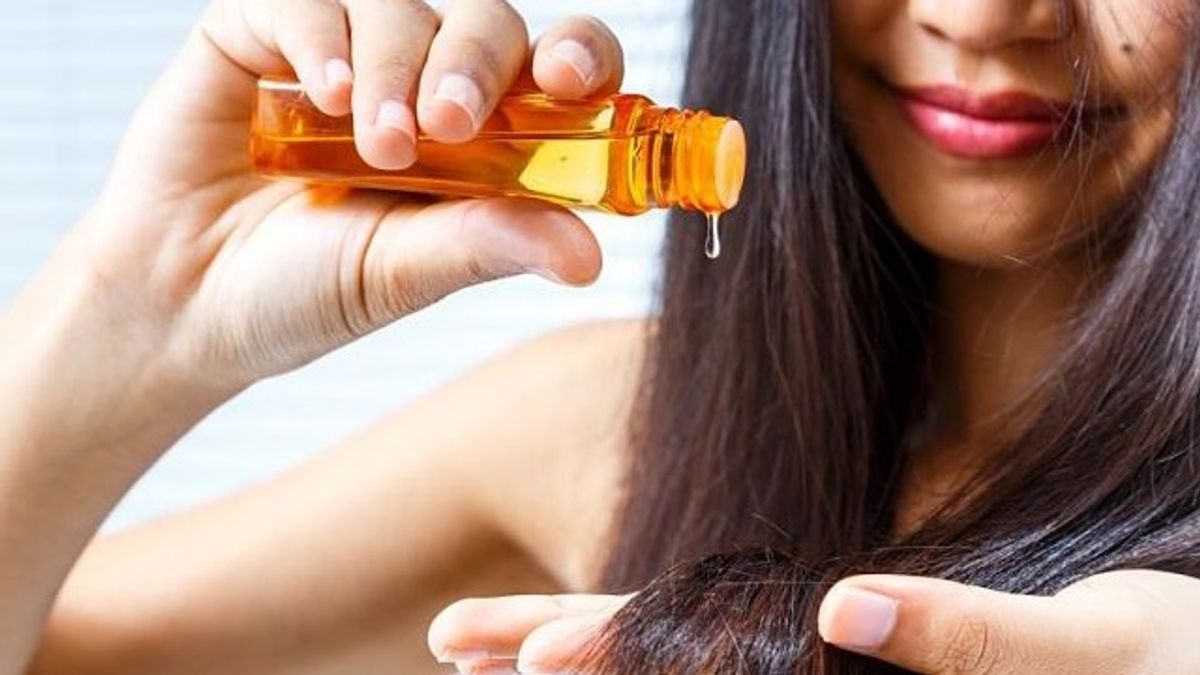 Cuáles son los beneficios de aplicar aceite de oliva sobre el cabello.